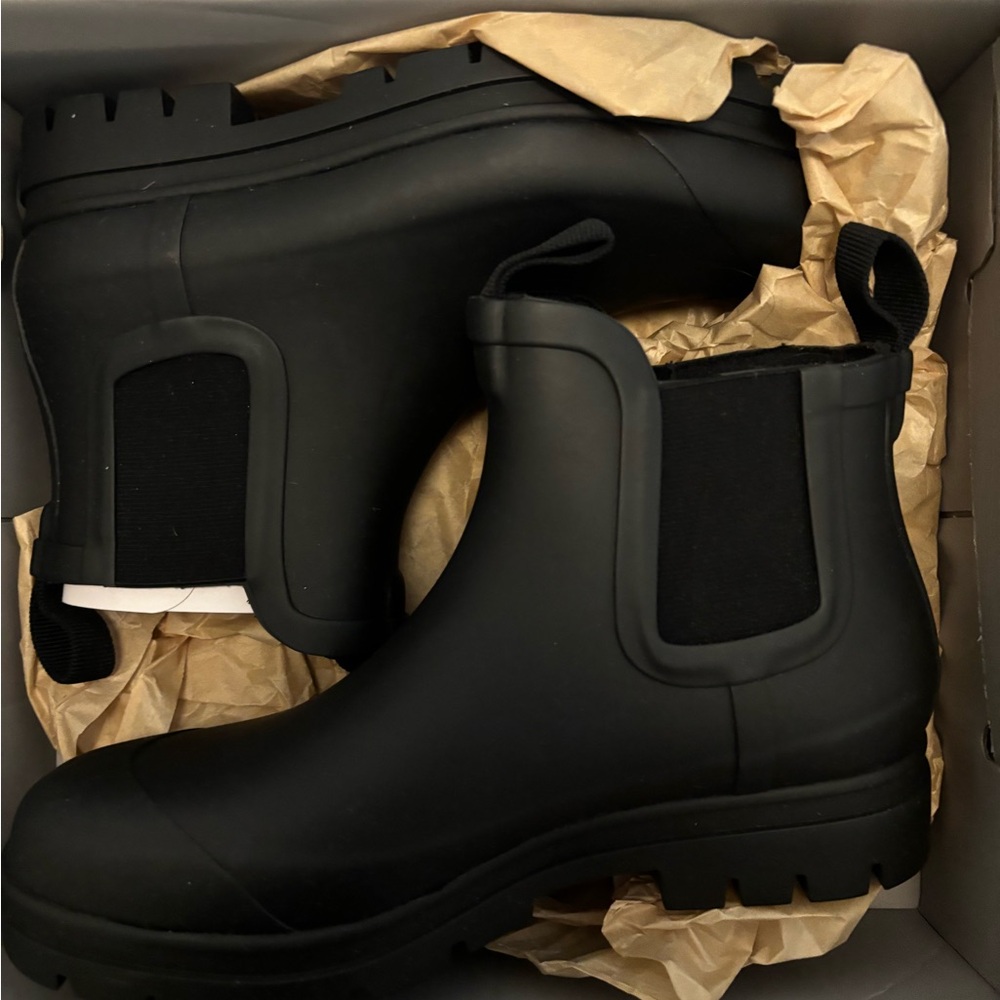 Size 7 Everlane Rainboots! This color has been discontinued. Great condition